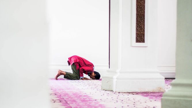 Un musulmán reza en una mezquita