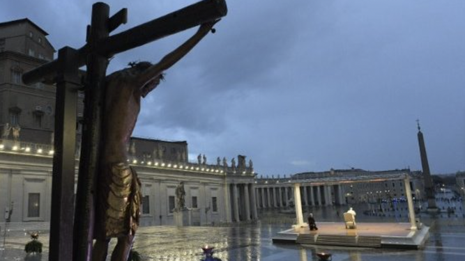 El Papa, rezando en una plaza de San Pedro vacía