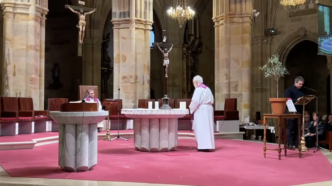 Josu, sacerdote víctima de abusos, coloca la vela encendida en el altar