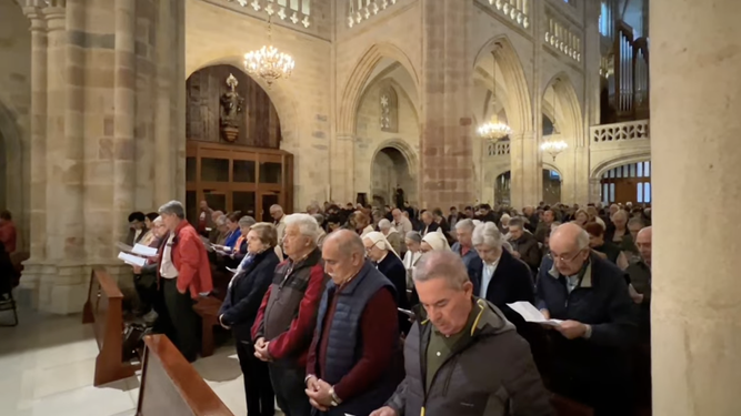 Los asistentes al acto oracional en la catedral de Bilbao