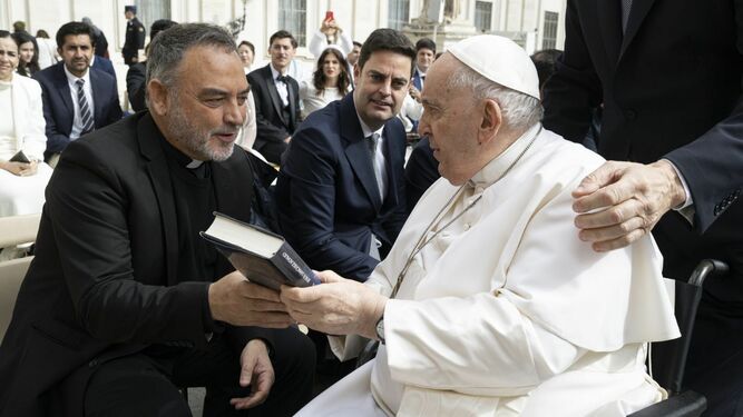 El Papa recibe la novela de manos de Jesús Sánchez Adalid