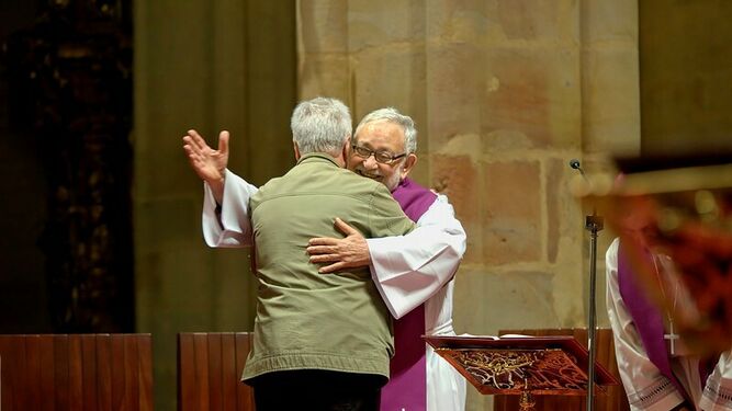 El abrazo entre dos víctimas de abusos, Joseba Ibarra y el sacerdote Josu López