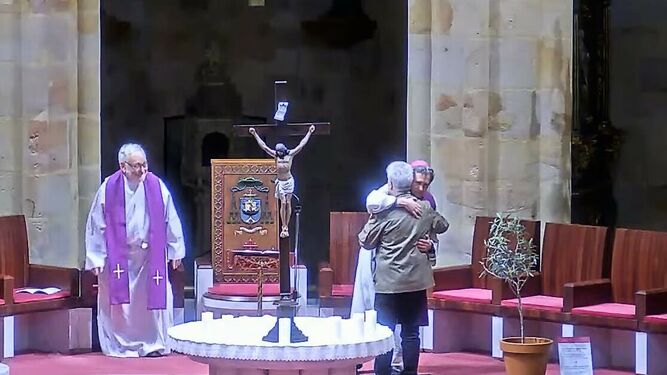 Joseba, la víctima, abraza al obispo Joseba Segura