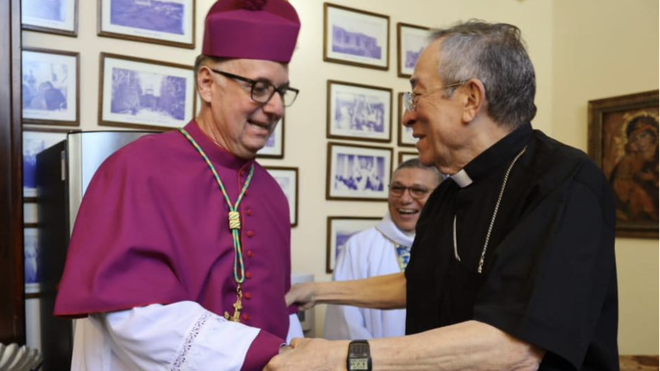 Nácher Tatay saluda a su antecesor, el cardenal Maradiaga