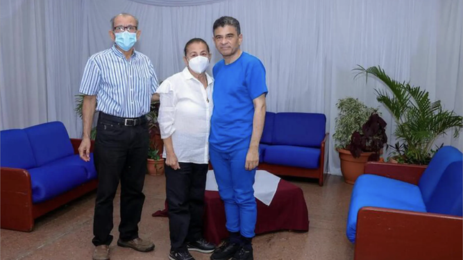 Rolando Álvarez, junto a sus hermanos, Vilma y Manuel Antonio