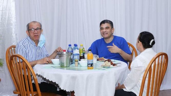 Rolando Álvarez, sonriente, junto a sus hermanos