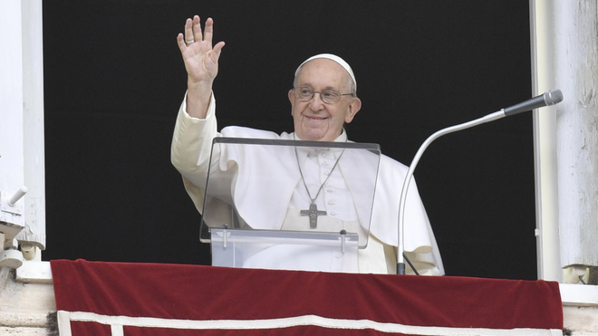 Francisco saluda tras el rezo del ángelus