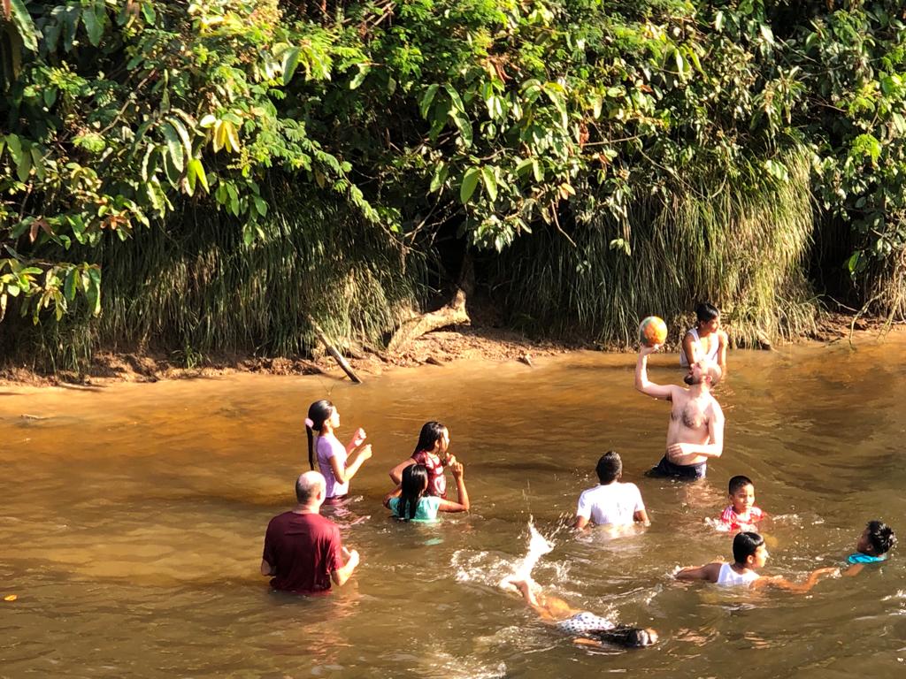 En la quebrada con los chicos del internado