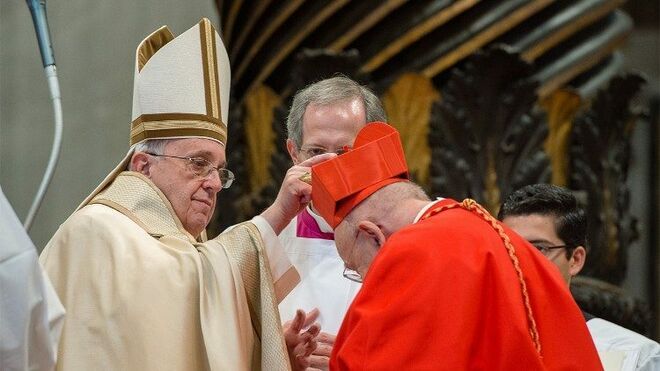 Francisco impone el birrete cardenalicio al Cardenal Karl-Josef Rauber
