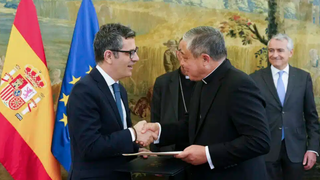 El ministro de la Presidencia, Félix Bolaños y el nuncio en España, el arzobispo Bernardito Auza