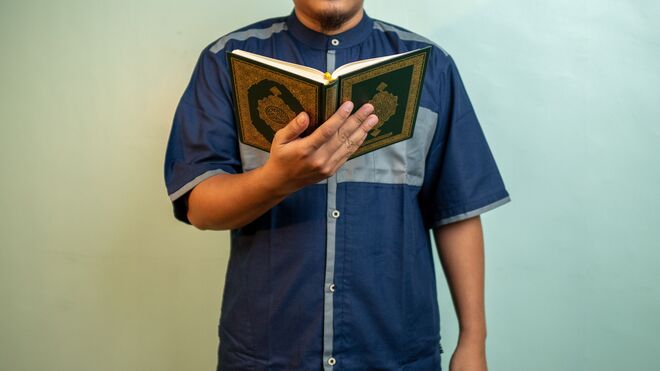 Un musulmán lee el Corán