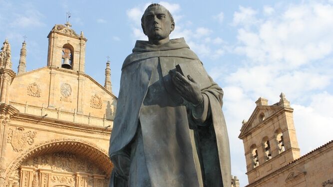 Escultura del dominico Francisco de Vitoria, en Salamanca
