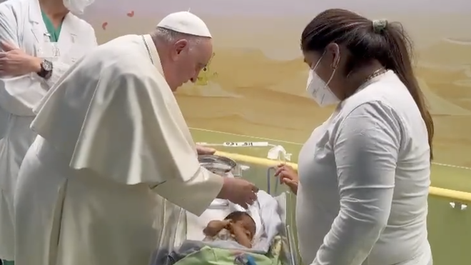 El papa bautiza a Miguel Ángel