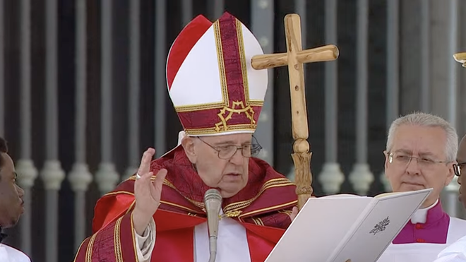 El Papa bendice
