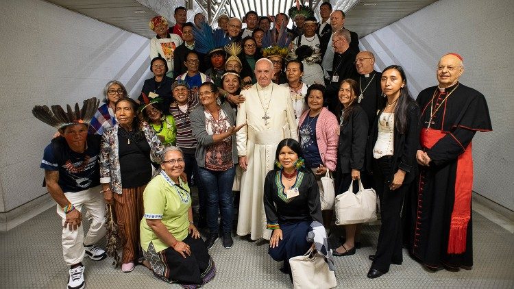 Papa Francisco con los indígenas del Sínodo para la Amazonía