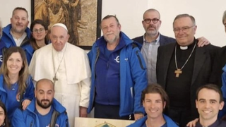 Mattia Ferrari (abajo a la derecha) y miembros de la MSH con el papa Francisco