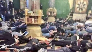 Musulmanes maniatados en el interior de la mezquita