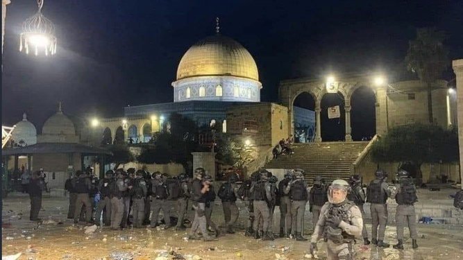 Los agentes israelíes, frente a la mezquita de Al Aqsa en una imagen de archivo