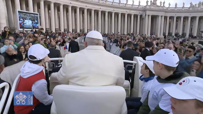 Francisco, con los niños en el papamóvil