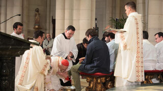 Osoro lavó los pies de varios fieles