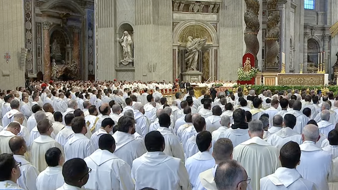 Centenares de sacerdotes, en la Misa Crismal de San Pedro