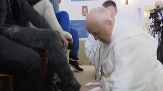 Francisco lava los pies a doce jóvenes presos, y reivindica" la dignidad de ser pecadores: Jesús nos quiere así"