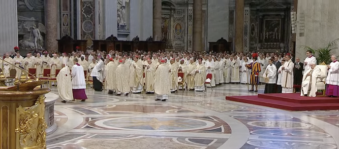 El Papa preside, desde un lateral del altar, la Misa Crismal
