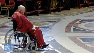 Francisco, en silla de ruedas, en la basílica de San Pedro