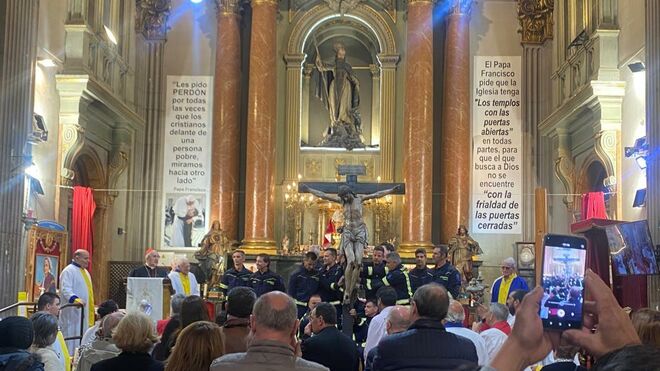 El Cristo de los Niños, con los Bomberos, el padre Ángel y el cardenal Osoro