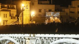La Esperanza de Triana recorre las calles de Sevilla