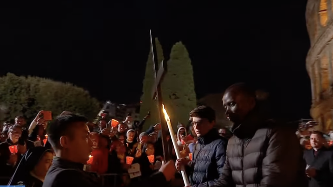 Intenso Vía Crucis en el Coliseo