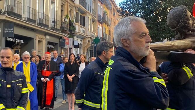 Osoro y el padre Ángel, con el Cristo de los Niños