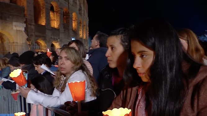 Jóvenes romanos siguen el Vía Crucis desde el Coliseo