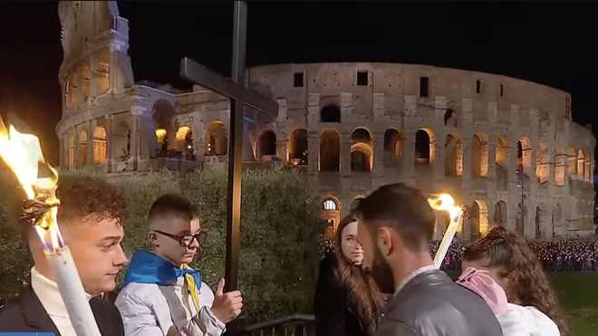Los jóvenes ruso y ucraniano entregan la cruz en el Vía Crucis del Coliseo