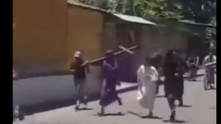 Participantes en la procesión huyen de la Policía nicaragüense