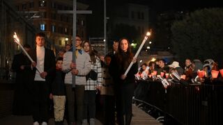 Los dos jóvenes, juntos en el Via Crucis