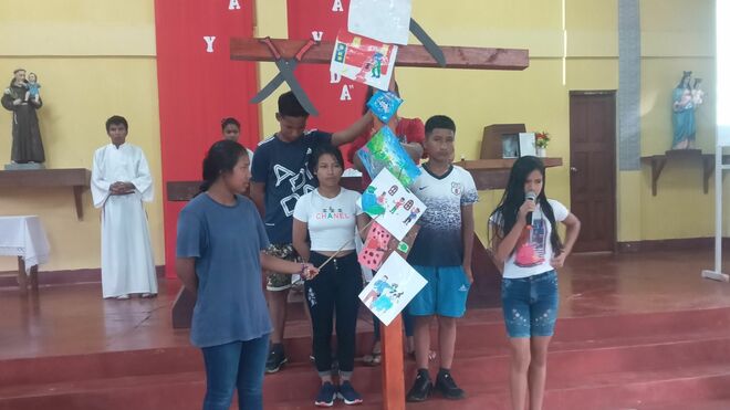 Adolescentes hacen las oraciones del Viernes Santo