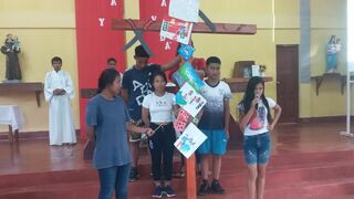 Adolescentes hacen las oraciones del Viernes Santo