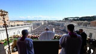 Francisco saluda a una plaza de San Pedro repleta