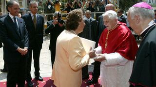 Benedicto XVI, a su llegada a Valencia en 2006