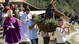 Francesc Conesa, obispo de Solsona, preside una procesión para pedir la lluvia