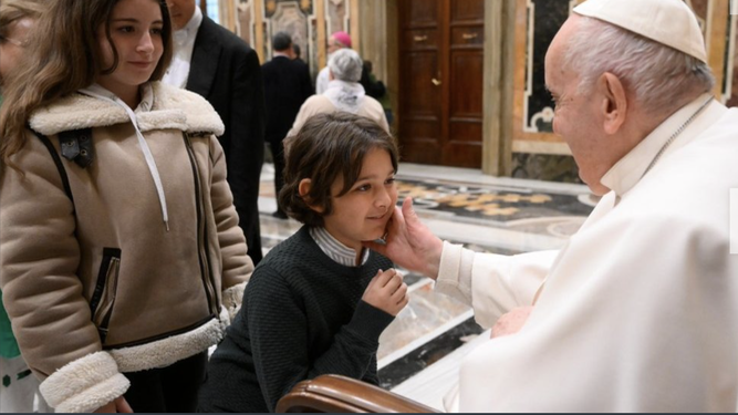 El Papa saluda a unos niños de la Fundación Madre de la Esperanza de Talavera de la Reina