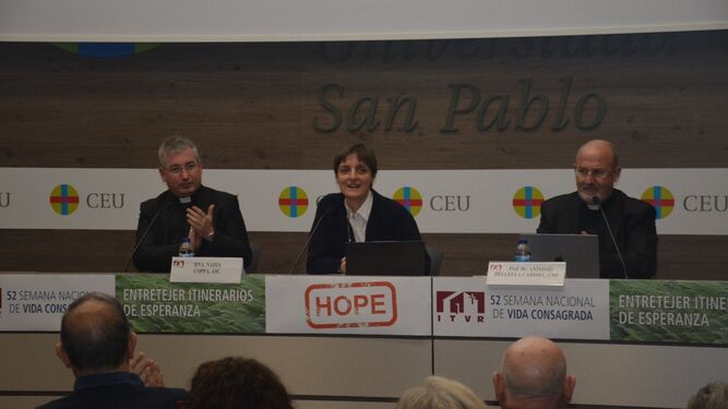 Nadia Coppa entre el obispo Fernando Prado y Antonio Bellela