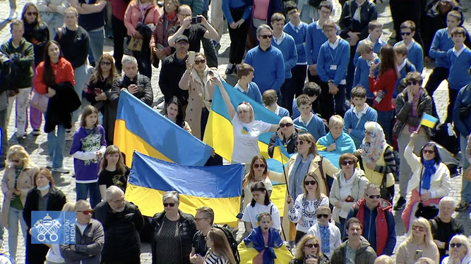 Peregrinos ucranianos en la Plaza de San Pedro