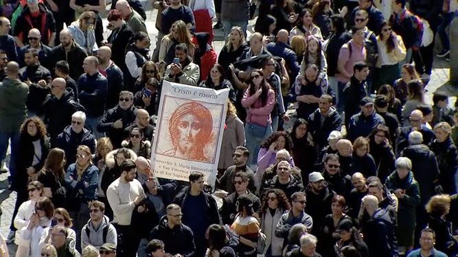 Un grupo de peregrinos escuchan al Papa en el Regna Coeli