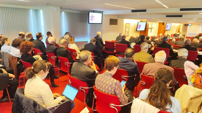 Invitados y periodistas en la sala de la Plenaria, en Añastro