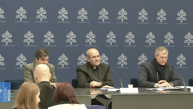 Cardenal Tolentino, en medio