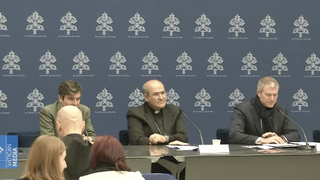 Cardenal Tolentino, en medio