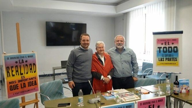 Los fundadores del proyecto, Santiago Barassi y Néstor Borri con la consultora del Sínodo, María Luisa Berzosa