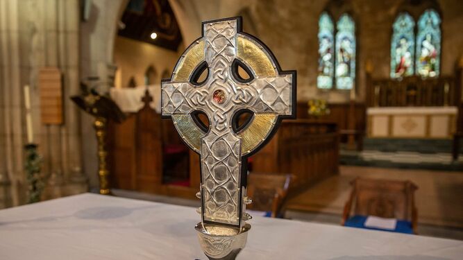 La Cruz de Gales con la reliquia de la cruz de Cristo en el centro